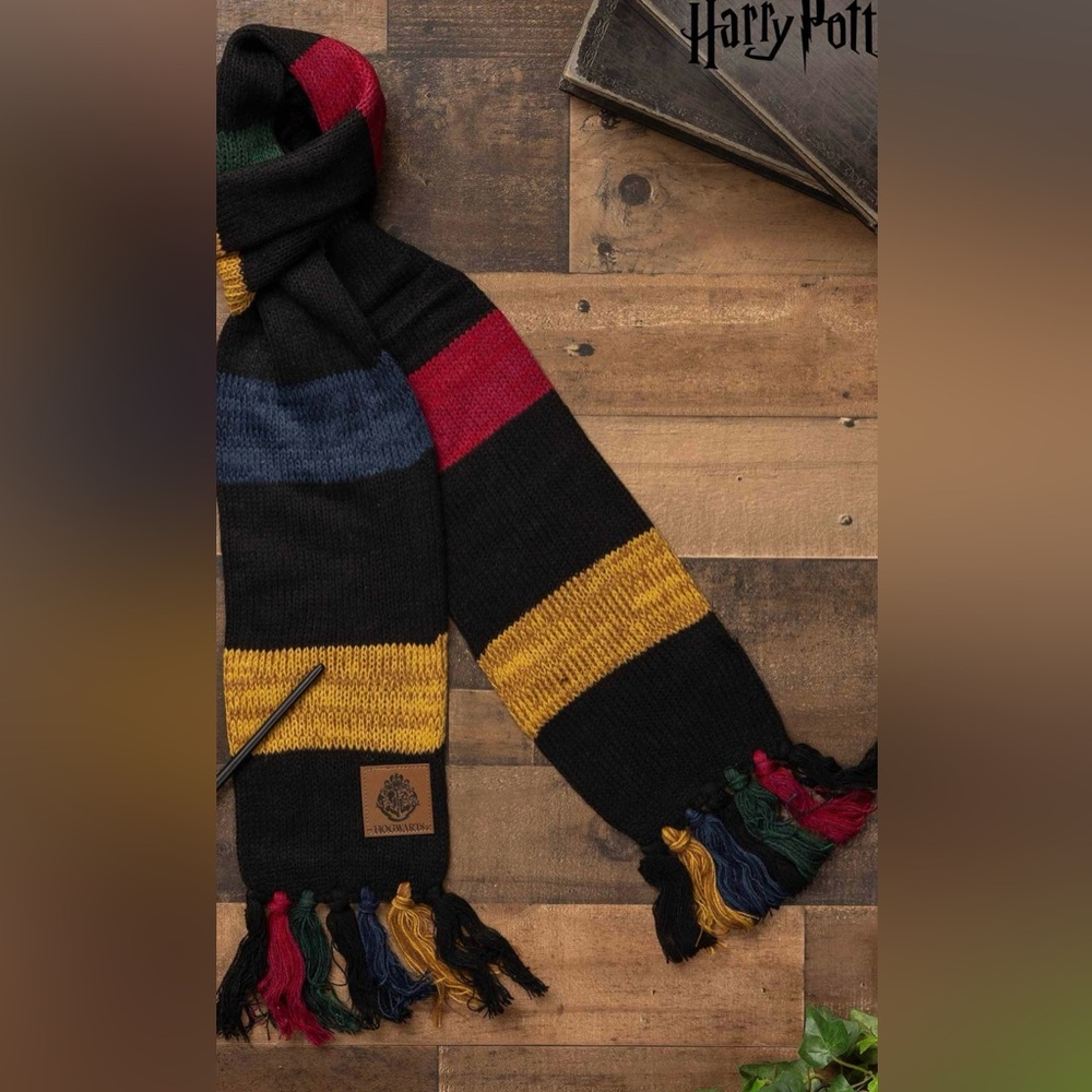 NWT Elope Harry Potter Hogwarts heathered knit scarf